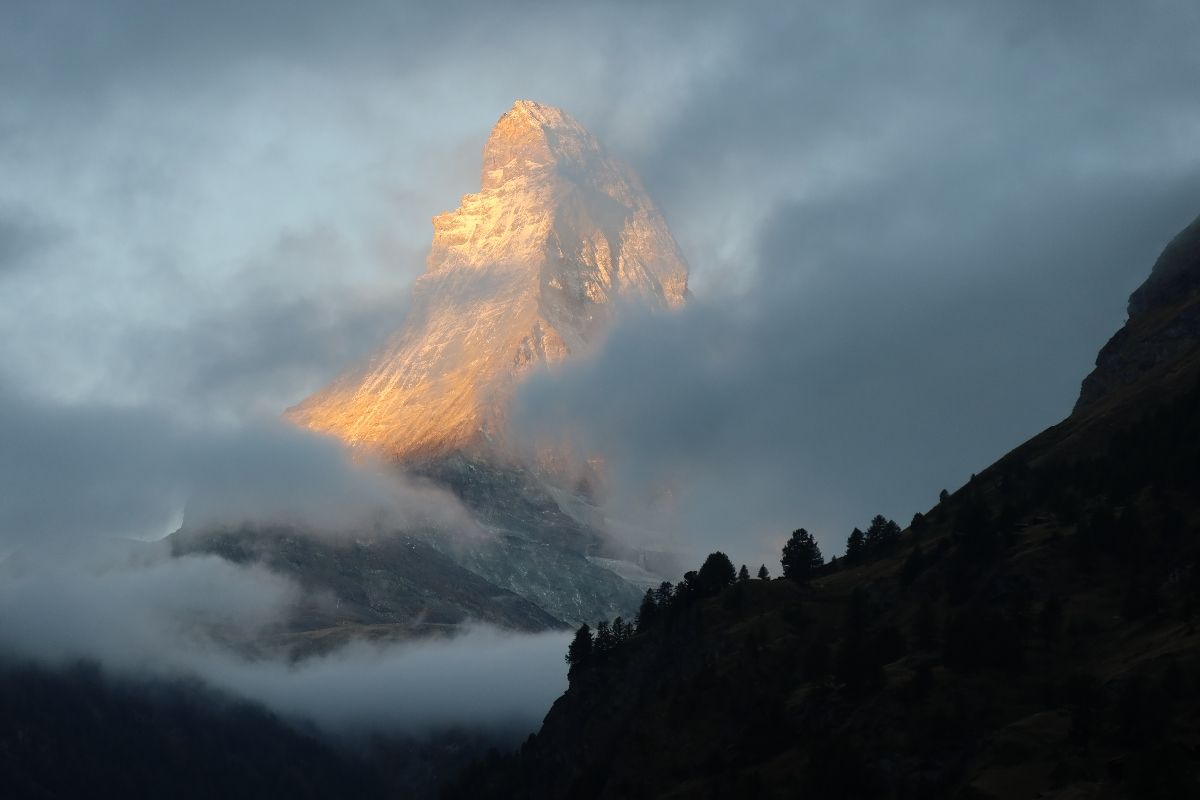 Das Matterhorn im Morgenlicht, teilweise von Wolken umhüllt
